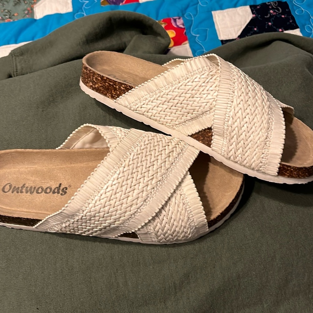 Ontwoods white weaved corked sandals